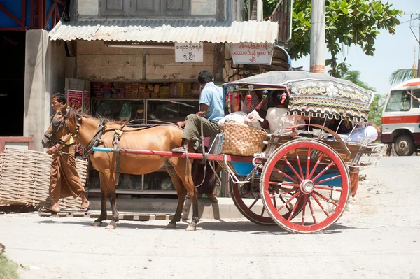 Vervoer wachten passagier in Amarapura oude stad van Myanmar. — Stockfoto