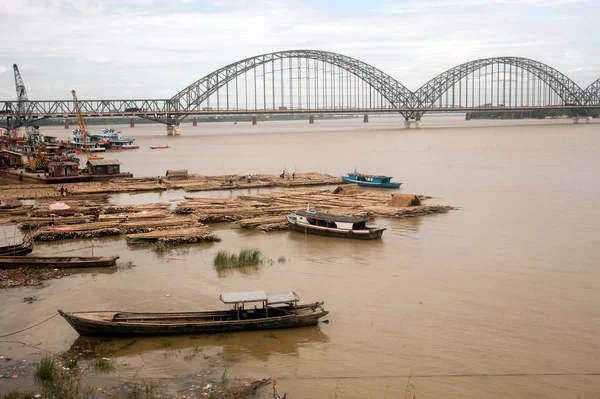 Bağlantı noktası faaliyetleri Ayeyarwaddy nehir, Myanmar salda bambu. — Stok fotoğraf