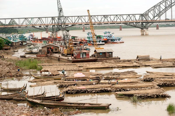 Bağlantı noktası faaliyetleri Ayeyarwaddy nehir, Myanmar salda bambu. — Stok fotoğraf