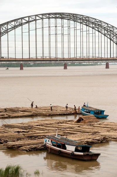 Bağlantı noktası faaliyetleri Ayeyarwaddy nehir, Myanmar salda bambu. — Stok fotoğraf
