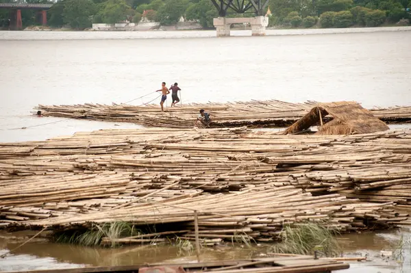 Bambusfloß auf Hafenaktivitäten auf dem Ayeyarwaddy River, Myanmar. — Stockfoto