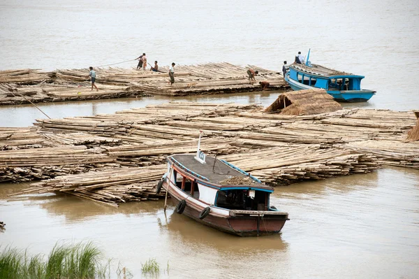 Radeau en bambou sur les activités portuaires sur la rivière Ayeyarwaddy, Myanmar . — Photo