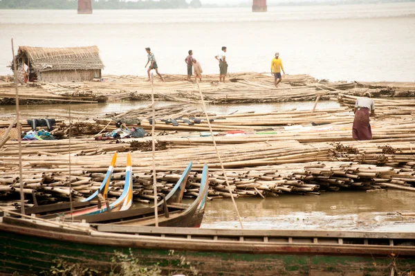 Bamboevlot op havenactiviteiten op de Ayeyarwaddy rivier, Myanmar. — Stockfoto