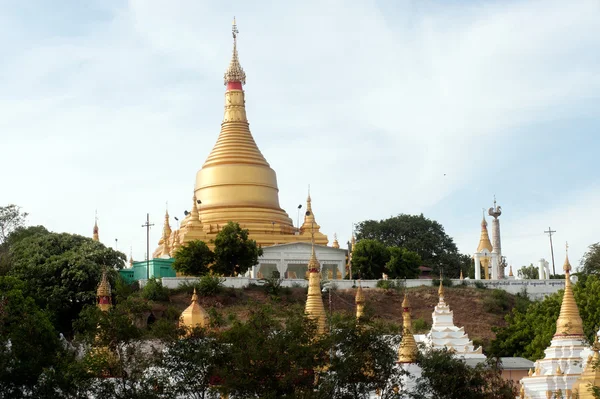 Shwe Kyat Yat Pagoda na wzgórzu w pobliżu Irawadi w Myanma — Zdjęcie stockowe