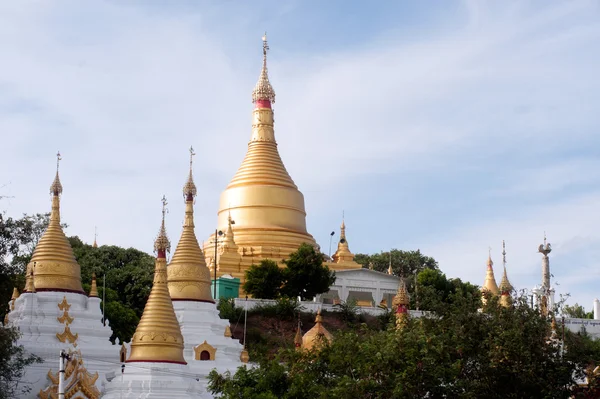 Shwe Kyat Yat Pagoda na colina perto do rio Ayeyarwady em Myanma — Fotografia de Stock