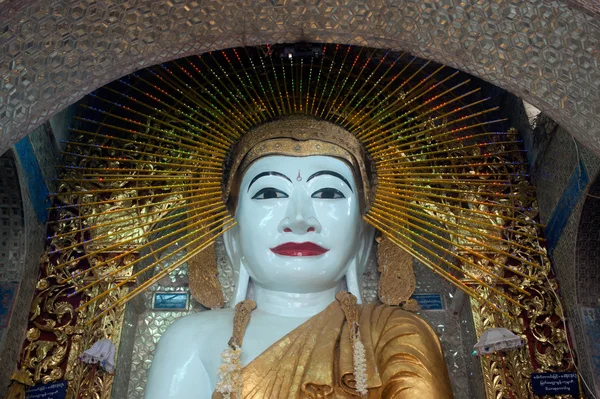 Buda sentado em Shwe Kyat Yat Pagoda, Mianmar . — Fotografia de Stock