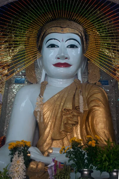 Buda sentado em Shwe Kyat Yat Pagoda, Mianmar . — Fotografia de Stock