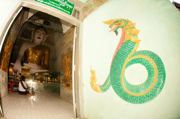 Vergadering van Boeddha in Shwe Kyat Yat pagode, Myanmar. — Stockfoto