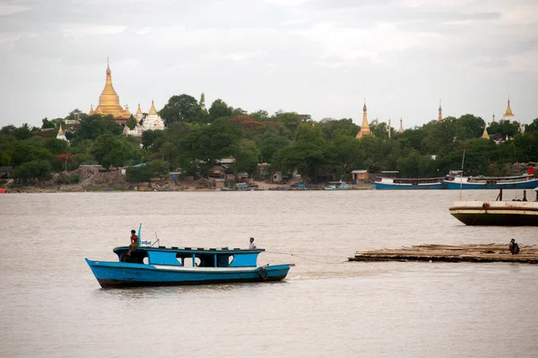 Blick auf den Ayeyarwady-Fluss und den sagaing hill im Hintergrund, myanmar. — Stockfoto