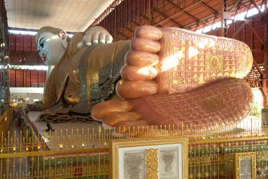 Ayak izi yatan Buda Myanmar açıklaması.