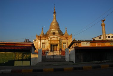 Golden pagoda Shwe Oo Min Paya Tapınağı, Myanmar.