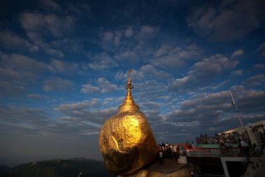 Kyaiktyio Myanmar Altın kaya Pagoda .