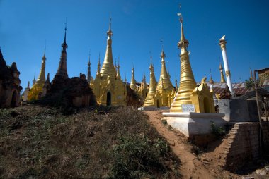 Shwe Inn lekelemek Paya altın pagodadan Inle Gölü, Myanmar yakınındaki grup.