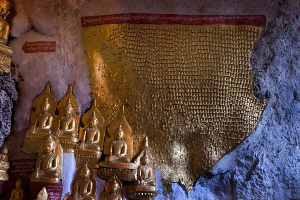 8.000 Cueva de Buda, color dorado u hoja de oro para estos santos en Myanmar . —  Fotos de Stock