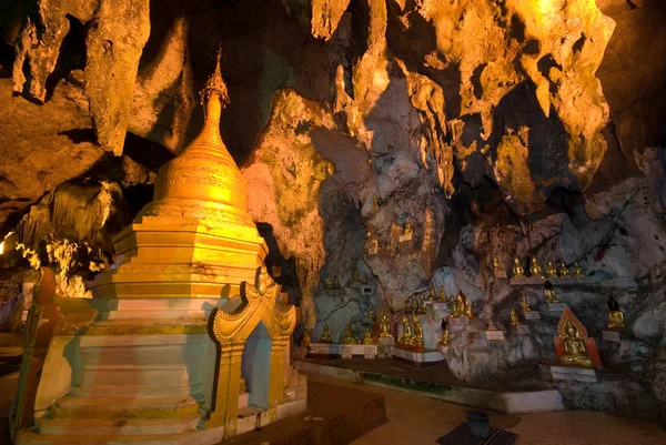 Goldene Pagode und Buddha in der Pindaya-Höhle, Myanmar. — Stockfoto