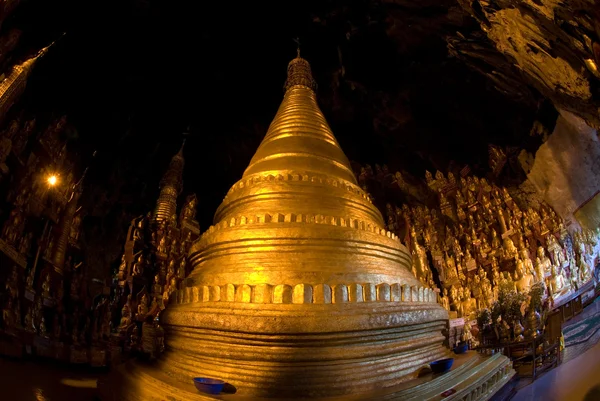 Zlatá Pagoda v jeskyně Pindaya, Myanmar. — Stock fotografie