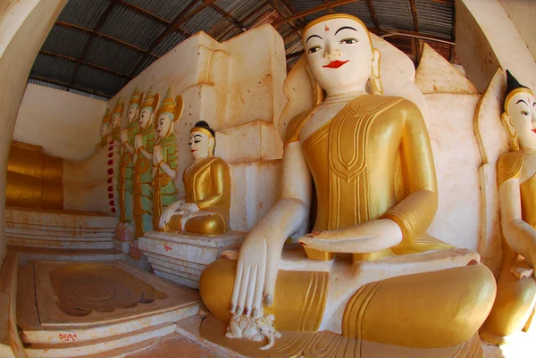 Myanmar Buddhas in cave. — Stock Photo, Image