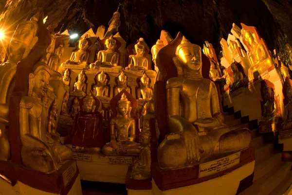 Die heilige buddhistische höhle von pindaya in myanmar . — Stockfoto
