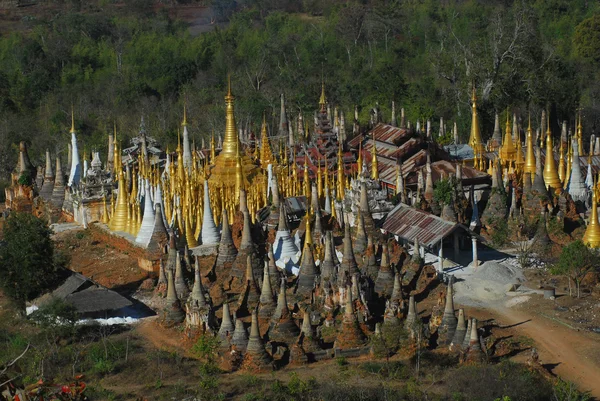 Oude boeddhistische tempel op het gebied van de beroemde Inlemeer in Myanmar. — Stockfoto