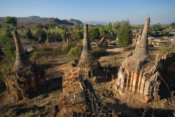 Oude boeddhistische tempel op het gebied van de beroemde Inlemeer in Myanmar. — Stockfoto