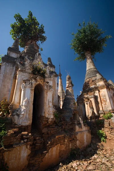Oude boeddhistische tempel op het gebied van de beroemde Inlemeer in Myanmar. — Stockfoto