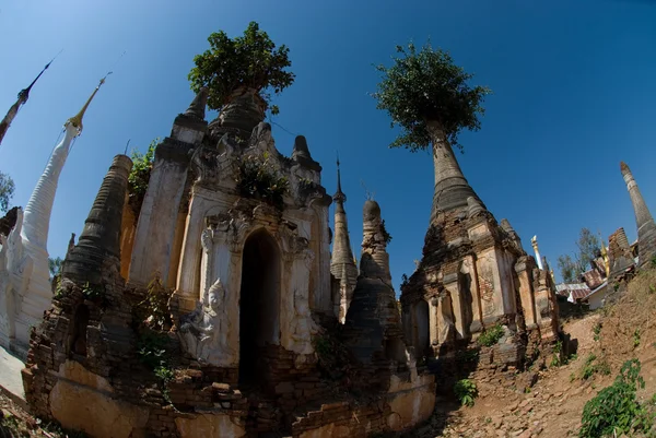 Anciennes Pagodas de Inn Taing temple près du lac Inle dans l'état de Shan, Myanmar . — Photo