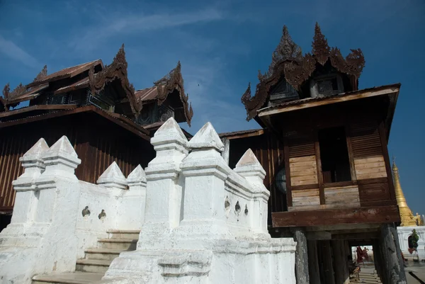 Belo templo de madeira em Yan Shwe-Kgua no lago Inle em Mianmar — Fotografia de Stock