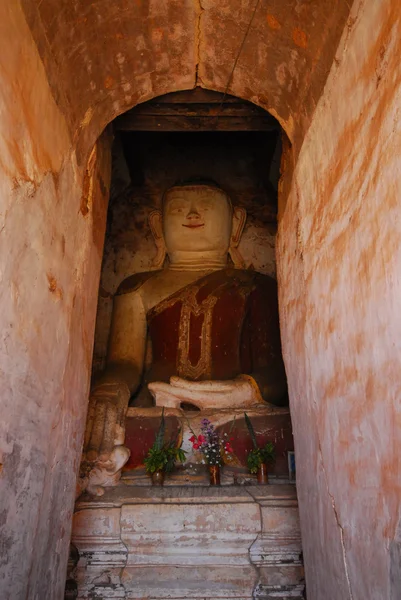 Buddha v pagoda chrámu Inn Taing poblíž Inle lake v Myanmaru. — Stock fotografie