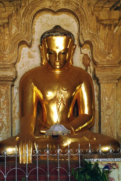 Estátua de Buda dentro do templo de Ananda, Bagan, Mianmar  . — Fotografia de Stock