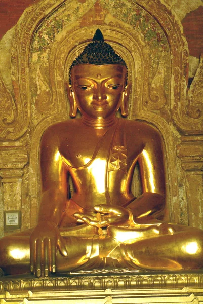 Statua di Buddha all'interno del tempio di Ananda, Bagan, Myanmar  . — Foto Stock