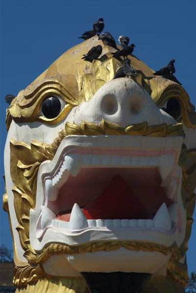 Tvář Singha je bílý Lev strážci chrámu, Myanmar . — Stock fotografie