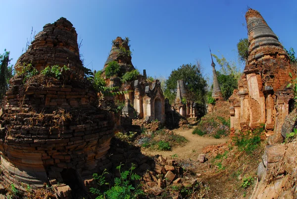 Crazy pagodas of Shwe Inn Taing Paya lähellä Inle järvi, Shanin osavaltio, Myanmar . — kuvapankkivalokuva