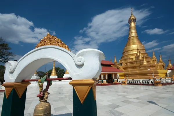 Zlatá Pagoda v novém hlavním městě v Myanmaru. — Stock fotografie