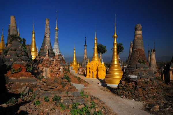 Grupo de pagodas antiguas del templo de Shwe Inn Taing Paya, Myanmar . — Foto de Stock