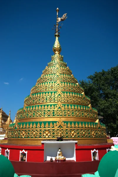Imagem de um Pagode de Mianmar centenário no templo budista  . — Fotografia de Stock
