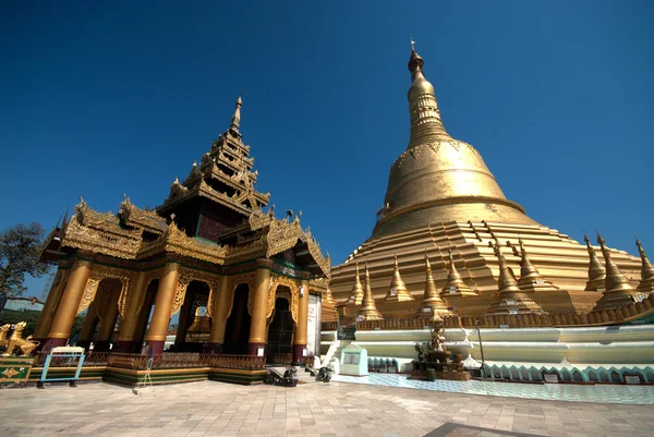 Bedeutende große goldene Pagode in hongsavade (bago) city, myanmar . — Stockfoto