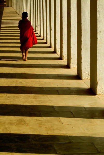 Tânărul călugăr novice mergând în templul Ananda, Bagan, Myanmar . — Fotografie, imagine de stoc