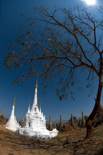 Nové bílé pagody v starověkého chrámu, Myanmar. — Stock fotografie