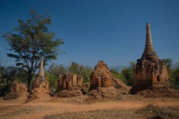 Rândul de pagode în templul budist de la granița cu lacul Inle, Myanmar . — Fotografie, imagine de stoc