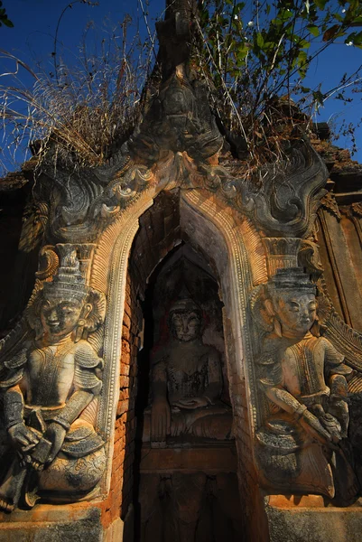 Sanctuary Buddhas in pagodas at Shwe Inn Taing near Inle lake, Myanmar. — Stock Photo, Image