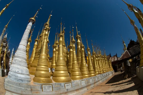 Santuário Shwe Inn Taing perto do lago Inle em Mianmar  . — Fotografia de Stock