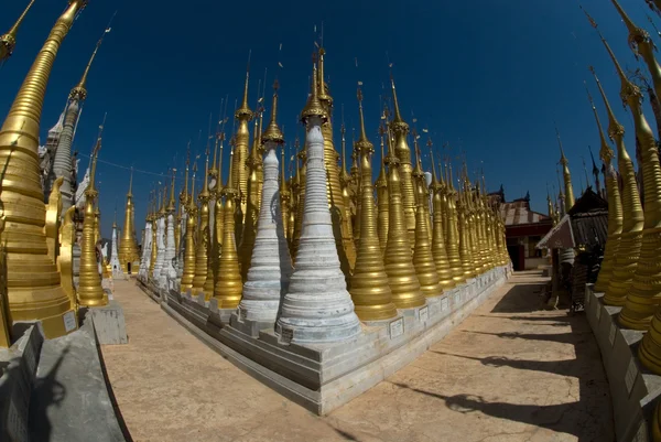 Santuário Shwe Inn Taing perto do lago Inle em Mianmar  . — Fotografia de Stock