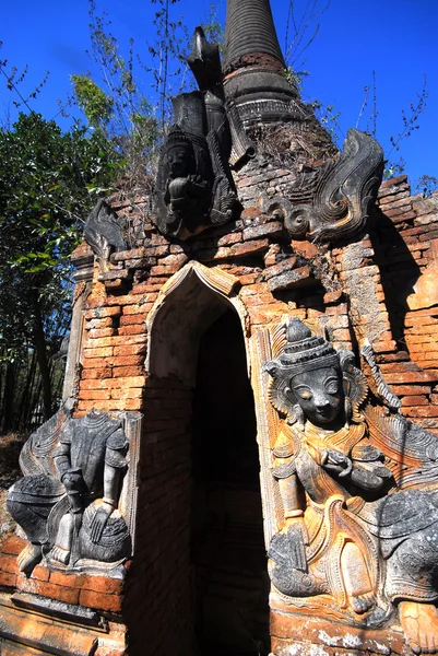 Shwe Inn Taing Paya é o famoso templo antigo no lago Inle em Mianmar . — Fotografia de Stock