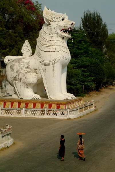 Steinwächter auf dem Mandalay Hill in Mandalay City, im Zentrum von Myanmar. — Stockfoto