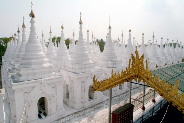 Skupina stúp v Kuthodaw chrámu, Myanmar. — Stock fotografie