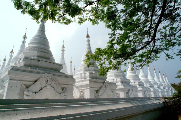 Aantal stoepa's in de Kuthodaw tempel, Myanmar. — Stockfoto