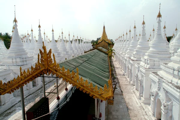 Skupina stúp v Kuthodaw chrámu, Myanmar. — Stock fotografie