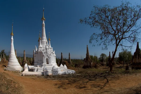 Pequeñas pagodas blancas del templo de Inn Taing en el lago Inle en Myanmar — Foto de Stock