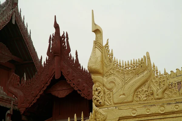 Hout kunst dak in Paleis van Mandalay, Myanmar . — Stockfoto