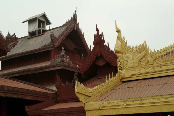 Holzkunst Dach im Mandalay Palast, Myanmar. — Stockfoto